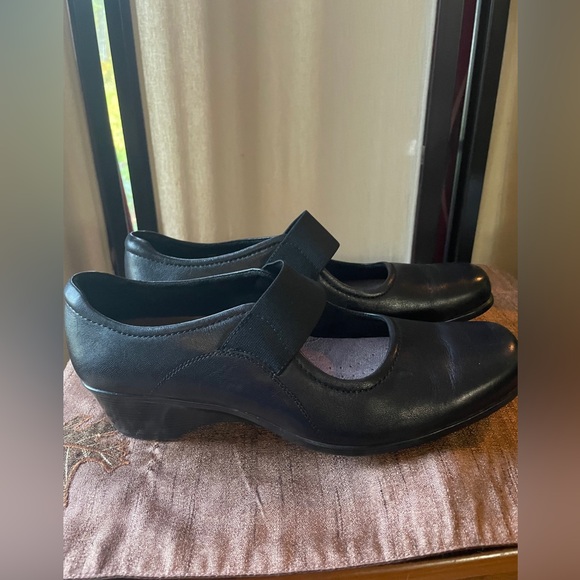 Clarks Leather Everyday Black Slip On Sandals with elastic. 2” heel. Size 9. - Picture 6 of 10